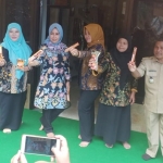 Ketua TP PKK Penta Lianawati Ahmad Dawami sedang menunjukkan hasil produksi UMKM coklat Desa Bodag.