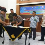 Kapolres Kediri AKBP Wibowo saat melakukan penandatanganan MoU e-Tilang.