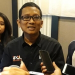 CEO IPOL Indonesia, Petrus Hariyanto memberikan keterangan terkait survei berbasis Teknopol dan Big Data di Hotel Aria Centra, Surabaya.
