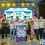 Bupati Gresik bersama wakilnya saat menyerahkan hadiah kepada Saifullah Mahdi, pemenang kontes Bandeng Kawak 2025. Foto: Ist