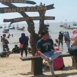 Pengunjung wisata Pantai Kelapa meningkat sejak penambahan fasilitas-fasilitas baru.