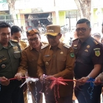Bupati Pamekasan Kholilurrahman saat sesi pemotongan pita sebagai tanda peresmian gedung perpusda M. Tabrani