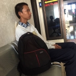 Korban saat melapor ke Polsek Genteng didampingi sang ayah
