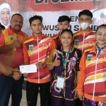 Ketua Umum KONI Kota Batu, Drs Mahfud, memberikan bonus mentas kepada Akbar Rp5 juta.