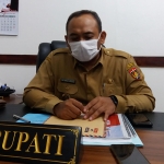 Bupati Ngawi Ony Anwar Harsono saat ditemui awak media di ruang kerjanya. foto: ZAINAL ABIDIN/ BANGSAONLINE