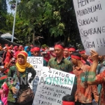 Aksi para GTT saat demo di depan rumah dinas bupati Tulungagung. foto: FERI WAHYUDI/ BANGSAONLINE