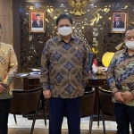 Bupati Gus Yani (kiri) saat bertemu dengan Menko Perekonomian RI, Airlangga Hartarto. foto: ist.