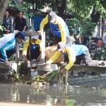 Bupati Madiun saat ikut turun tangan membersihkan sampah di sungai.