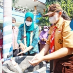 Ketua TP PKK Kota Kediri Ferry Silviana Abu Bakar saat mencuci tangan dengan sabun bersama salah satu siswa. (Foto: Ist.)