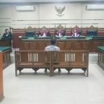 Terdakwa Muktar saat menjalani sidang di Pengadilan Tipikor Surabaya. foto: ist