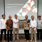 PWI Tuban saat menyerahkan penghargaan ke PT. Semen Indonesia Pabrik Tuban.