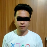 ADS, Penjual chip Higgs Domino Island di Jalan Mojopahit, Tuban saat ditangkap petugas kepolisian.