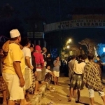 Masyarakat ketika berjaga di Jalan Raya Tlanakan, Pamekasan.