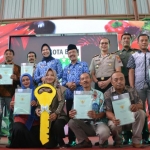 Wali Kota Batu Dewanti Rumpoko bersama Forkompimda berfoto bersama dengan penerima sertifikat proda, Senin (17/2).