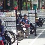 Jasa penukaran uang receh yang berjejer di sepanjang Jl Pangeran Antarsari. Foto: agus suprianto/BANGSAONLINE
