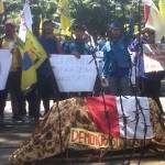KERANDA - Puluhan aliansi komisariat PMII yang melakukan aksi di depan DPRD Sidoarjo seraya membawa replica keranda, Kamis (18/9/2014). Foto : nanang ichwan/BangsaOnline