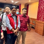 Awan Setiawan menggunakan rompi tahanan Kejati saat digelandang oleh anggota Pidsus