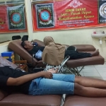 Anggota Persaudaraan Setia Hati Winongo (PSHW) Tunas Muda Pusat Madiun Cabang Mojokerto menggelar bakti sosial donor darah. Berharap menjadi berkat bagi sesama. foto: YUDI EKO PURNOMO/ BANGSAONLINE