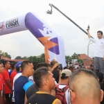 Wakil Gubernur Jawa Timur Emil Elestianto Dardak memberangkatkan peserta lomba lari bertajuk Nawa Bhakti Fun Run 10 K di Gedung Negara Grahadi Surabaya. foto: ist