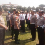Kaopspus Mabes Polri Komjen Unggung saat mengecek persiapan pasukan. foto: ANATASIA/ BANGSAONLINE