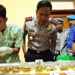 Kapolres Tuban saat melihat hasil tes urine anggotanya. 