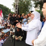 Gubernur Khofifah didampingi Wagub Emil saat memberikan sambutan kepada para buruh dan pekerja di Jatim. (Ist)