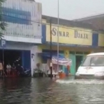 Banjir di Jalan Protokol Kota Blitar. foto: Akina Nur Alana/ BANGSAONLINE
