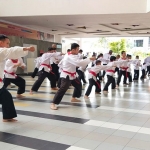 Para anggota Merpati Putih Cabang Surabaya Raya (Surabaya, Sidoarjo, dan Gresik) saat ikut hadir memeriahkan pembukaan Kelompok Latihan Sutos. Foto: YUDI ARIANTO/ BANGSAONLINE