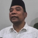 Anggota DPRD Provinsi Jawa Timur Mahfud saat memberikan keterangan pers.
