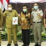 Bupati Hendy menerima 17 sertifikat lahan aset milik Pemkab Jember dari Kepala Pertanahan Provinsi Jawa Timur Jonahar, di Pendopo Wahyawibawagraha, Selasa (14/9).