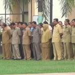 PNS saat mengikuti apel perdana pasca liburan di halaman Pemkab Sumenep. foto: rahmatullah/ BANGSAONLINE