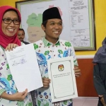 Pasangan Thoriqul Haq - Indah Amperawati mendapatkan TT.1-KWK sebagai tanda terima pasangan calon.