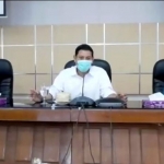 Ferry Silviana Abu Bakar, Ketua Tim Penggerak PKK Kota Kediri (kanan) dan Wali Kota Kediri Abdullah Abu Bakar (tengah) saat webinar dengan aplikasi Zoom. (foto: ist)