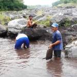 Pendulang pasir di sungai kawasan Lumajang. foto: imron/BANGSAONLINE