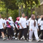 Pj Wali Kota Kediri Zanariah (depan kanan) saat ikuti jalan sehat HUT ke-78 Bhayangkara. Foto: Ist. 