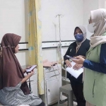 Seorang pasien saat mendapat penjelasan dari petugas. Foto: Ist