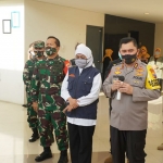 Gubernur Jatim Khofifah Indar Parawansa bersama pejabat Forkopimda  saat meninjau Pondok Rehabilitasi dan Observasi Pasien Covid-19 di Stadion Gejos. foto: ist.