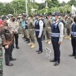 Plt Wali Kota Whisnu didampingi Kombes Pol Jhonny Edison Isir serta Brigjen TNI Herman Hidayat Eko Atmojo melakukan inspeksi pasukan apel gabungan pengamanan malam Tahun Baru 2021.
