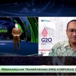 Departemen Production Management SIG, Fajar Aristyanto (layar kanan), menerima Penghargaan Transparansi Emisi Korporasi 2022 yang digelar secara virtual Jumat, (22/4/2022). foto: ist.