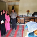 Kapolres AKBP Feby DP Hutagalung saat takziah ke rumah duka.