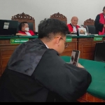 Kuasa hukum terdakwa mendengarkan dakwaan dari JPU. Sedangkan terdakwa sendiri ada di rutan mengikuti sidang secara online.