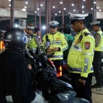 Petugas Satlantas Polres Tuban memberikan teguran hingga tindakan tilang kepada pelanggar lalu lintas saat pelaksanaan Operasi Patuh Semeru 2025.