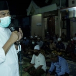 Moh. Qosim saat berceramah memenuhi undangan warga yang menggelar akikah di Desa Tebalo Kecamatan Manyar. (foto: ist)