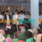 Prof Dr KH Asep Saifuddin Chalim, MA, bersama para kiai dan tokoh masyarakat di panggung acara istighatsah, tahlil dan doa bersama di Pondok Pesantren Amanatul Ummah Surabaya, Rabu (3/9/2025). Foto: BANGSAONLINE