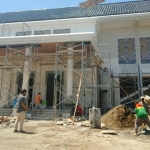 Pembangunan Kantor KPU Pasuruan terus dikebut oleh pihak rekanan agar bisa rampung tepat waktu.