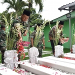 Pangdam V Brawijaya, Mayjen TNI Farid Makruf didampingi Bupati Muhdlor berziarah ke Makam Aulia Sono, Jumat (6/1/2023). Foto: ist