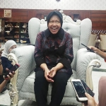 Wali Kota Risma saat jumpa pers di rumah dinas, Jalan Sedap Malam, Minggu (15/3). Foto: YUDI ARIANTO/ BANGSAONLINE?