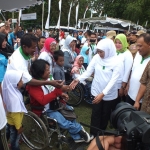 Mensos Khofifah Indar Parawansa saat menyapa para penyandang disabilitas. Foto: YUDI ARIANTO/BANGSAONLINE