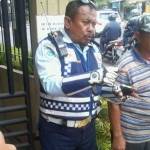 Petugas Dishub Kota Malang saat memberi penjelasan pada karyawan. foto: iwan irawan/ BANGSAONLINE