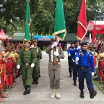 Pataka saat tiba di Alun-Alun Nganjuk yang akan diserahterimakan dari Pemkab Madiun ke Pemkab Nganjuk.